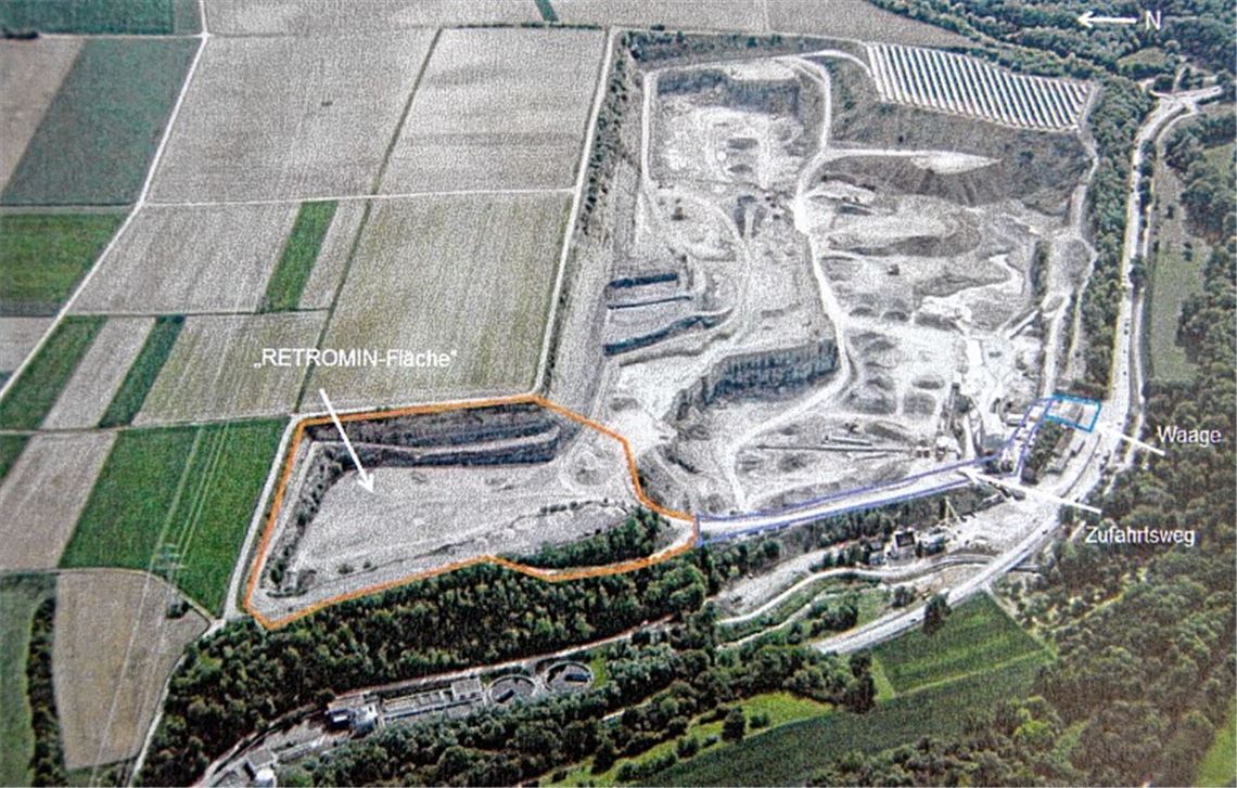 Die Recyclinganlage für mineralische Rohstoffe soll am nördlichen Ende des Steinbruchs (orangefarbene Markierung) oberhalb der Kläranlage entstehen. Die Zufahrt selbst ist von der B10 aus über das Steinbruchgelände geplant. Foto: privat, Markierungen: Szenkler