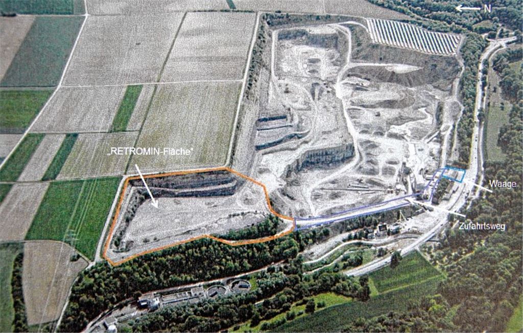 Die Recyclinganlage für mineralische Rohstoffe soll am nördlichen Ende des Steinbruchs (orangefarbene Markierung) oberhalb der Kläranlage entstehen. Die Zufahrt selbst ist von der B10 aus über das Steinbruchgelände geplant. Foto: privat, Markierungen: Szenkler