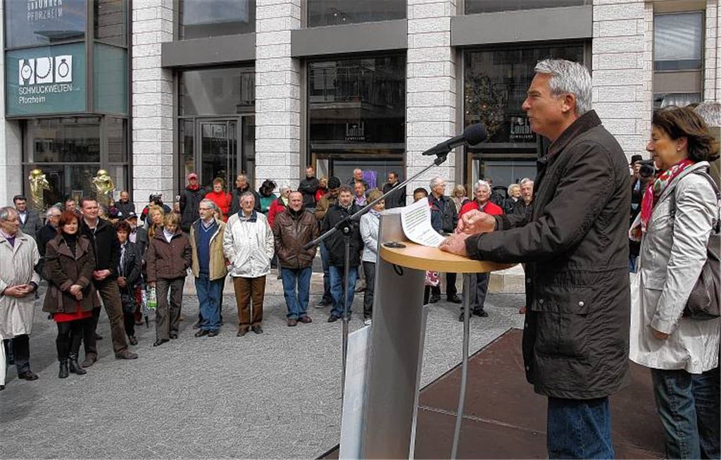 Die Redner beim Aktionstag, hier der CDU-Landesvorsitzende Thomas Strobl, geben sich kämpferisch: Noch lebe die Hoffnung, dass Pforzheim Sitz eines Polizeipräsidiums werden könnte.