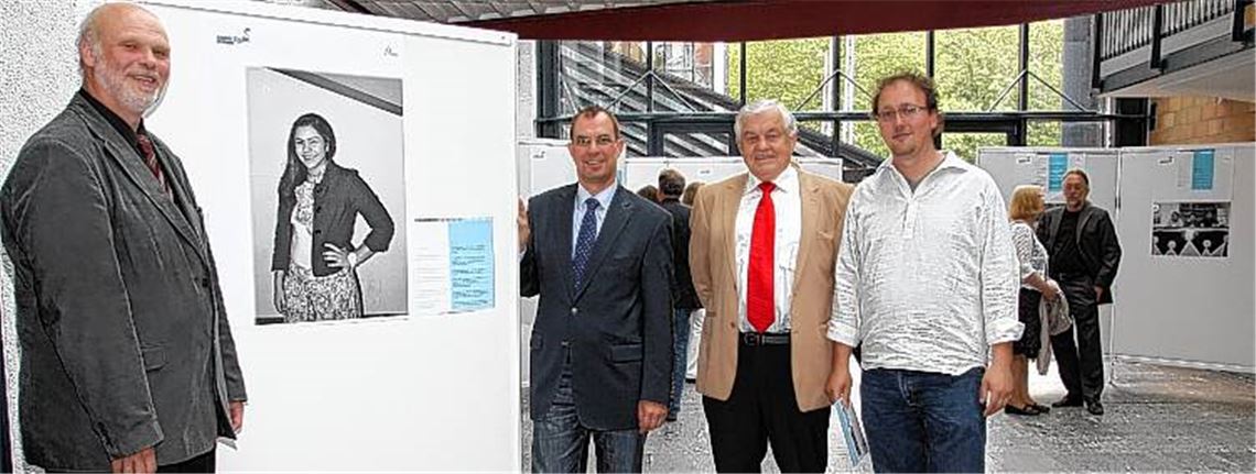 Die Redner nach ihren Auftritten bei der Ausstellungseröffnung (v. li.): Roland Hübner, Sozialdezernent des Enzkreises und Vorsitzender des Kuratoriums „Jugendfonds Enzkreis“, Oberbürgermeister Frank Schneider, Professor Dr. Walther Specht, Vorsitzender der Internationalen Gesellschaft für Mobile Jugendarbeit, und Michael Gutekunst, Sprecher des Arbeitskreises Jugend Mühlacker. 