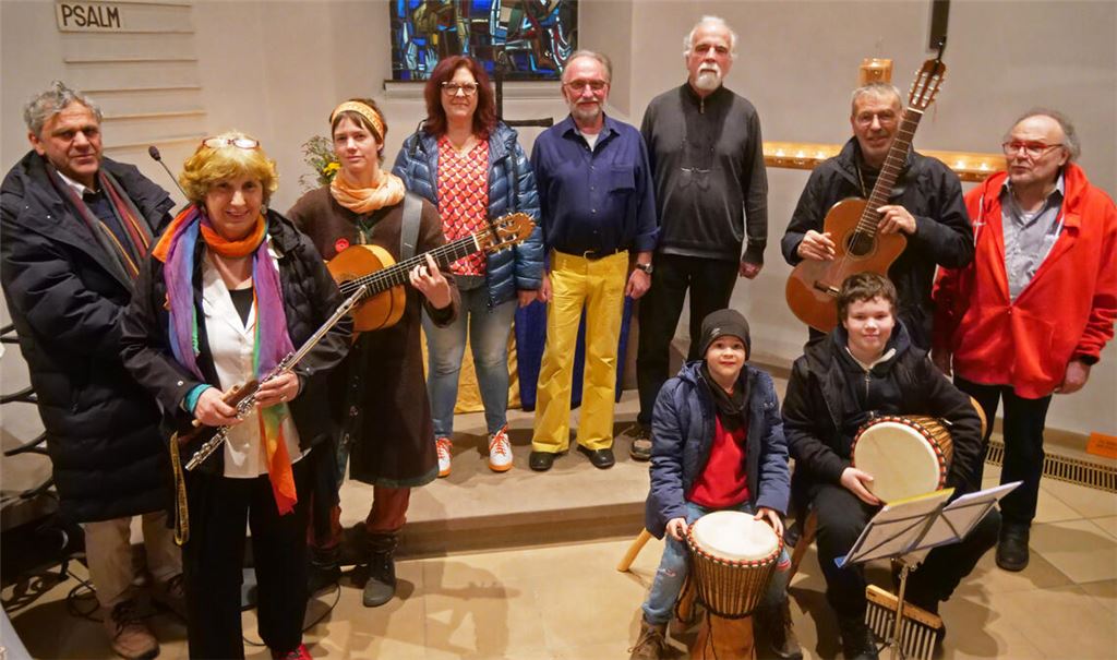 Die Rednerinnen und Redner und Musikerinnen und Musiker bei der Veranstaltung in der Sternenfelser Kirche am Jahrestag des russischen Überfalls auf die Ukraine. Foto: Friedrich