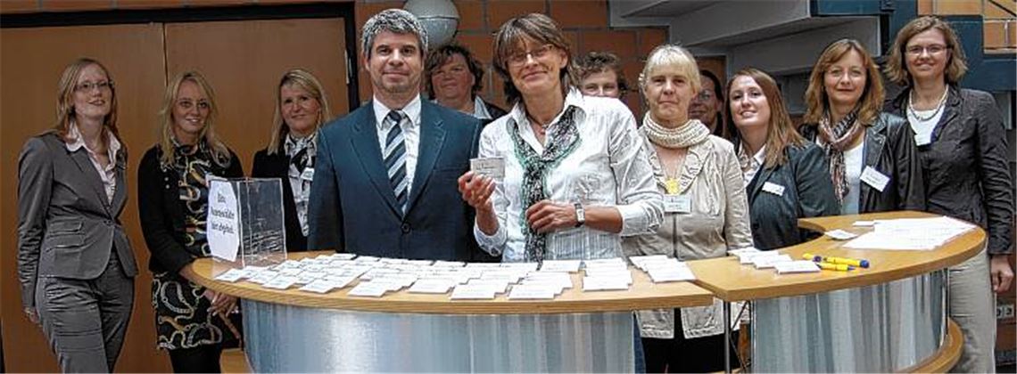 Die Referenten Bernd Müller-Hepp und Marieluise Noack (vorn) sowie das Organisationsteam um Wirtschaftsbeauftragte Anette Popp (re.).