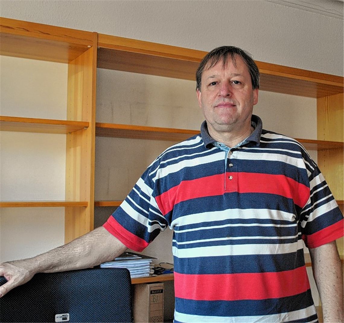 Die Regale sind bereits leer geräumt: Beatus Widmann, elf Jahre lang Pfarrer in Dürrmenz, zieht in der nächsten Woche um an die neue Wirkungsstätte in Balingen.