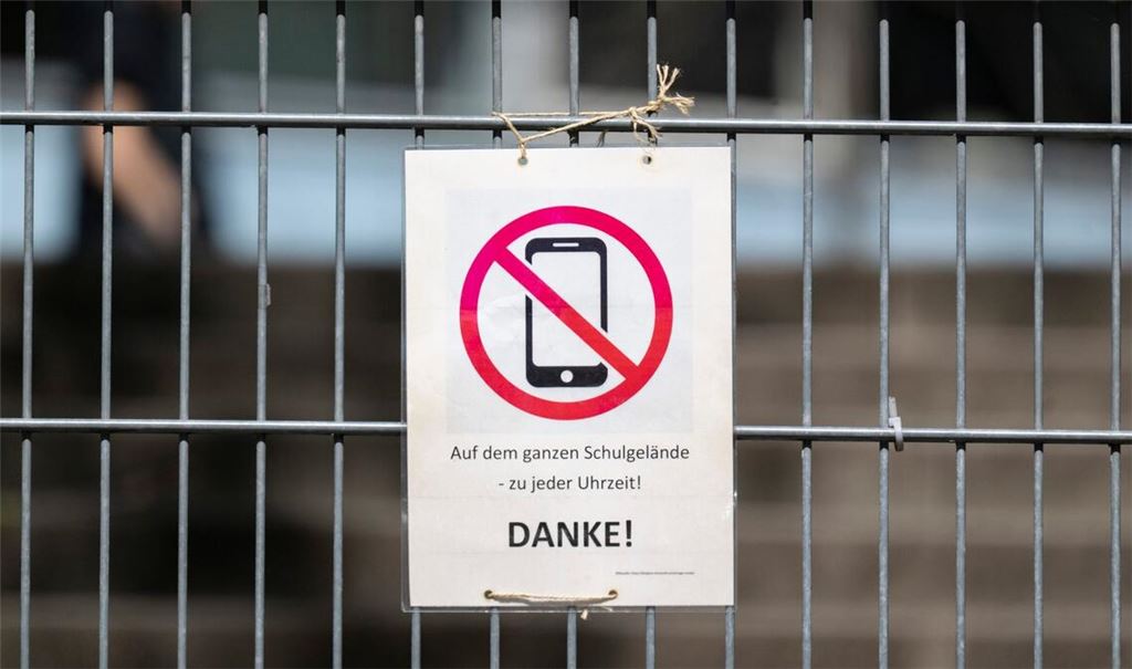 Die Regeln sind unterschiedlich: Manche Schulen haben Handys komplett verbannt, andere sind weniger streng. Ob es flächendeckende Regeln gibt, entscheiden die Bundesländer selbst. (Symbolbild)