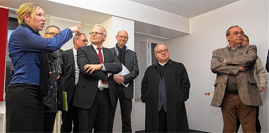 Die Regionaldirektorin der Enzkreis-Kliniken, Katrin Kern, zeigt den Aufsichtsräten den großen Sanierungsfortschritt am Mühlacker Krankenhaus.