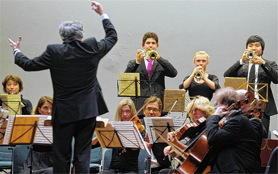 Die Reihe „Mühlacker Concerto“ beschert erneut brillante Klänge im Uhlandbau: Unter der Leitung von Peter Wallinger musizieren gemeinsam mit der Süddeutschen Kammersinfonie Bietigheim die Trompeter In-Hyeok Choi, Eline Beumer und Saleem Kham (hinten v.re.).