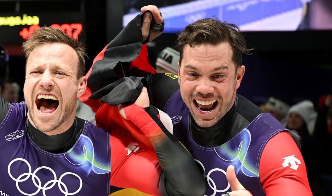 Die Rekord-Olympioniken Tobias Arlt (links) und Tobias Wendl tragen die deutsche Fahne bei der Schlussfeier. (Archivfoto)