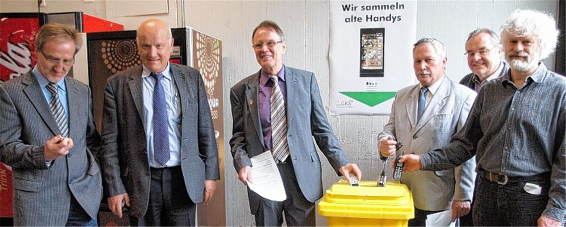 Die Rektoren Rainer Schork und Hans Wagner, Umweltdezernent Karl-Heinz Zeller, Ewald Buck vom Amt für Abfallwirtschaft, GSI-Geschäftsführer Gerd Schulz und Abfallberater Reinhard Schmelzer (v. li.) demonstrieren die fachgerechte Entsorgung ausgedienter Mobiltelefone.