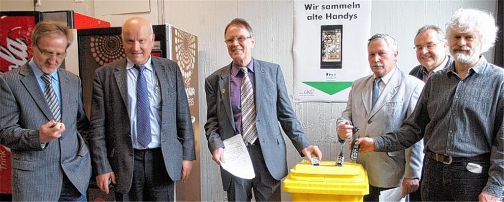 Die Rektoren Rainer Schork und Hans Wagner, Umweltdezernent Karl-Heinz Zeller, Ewald Buck vom Amt für Abfallwirtschaft, GSI-Geschäftsführer Gerd Schulz und Abfallberater Reinhard Schmelzer (v. li.) demonstrieren die fachgerechte Entsorgung ausgedienter Mobiltelefone.