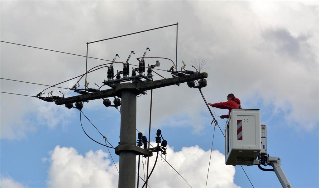 Die Reparatur am Strommast in Mühlhausen zieht sich einige Zeit hin. Foto: Stahlfeld