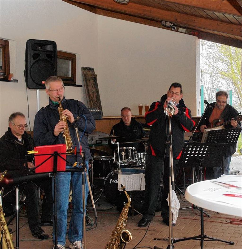 Die Resonanz auf die Benefizveranstaltung des SV Iptingen fällt überwältigend aus. Nicht nur die Jazz Crackers (Bild li.) engagieren sich mit einem kostenlosen Auftritt für den an Leukämie erkrankten Jugendspieler, sondern auch die Mitglieder des Zorbing-Team Pforzheim tragen zum Gelingen der Aktion bei, indem sie ihr aufblasbares Sportgerät auf den Rasen bringen.