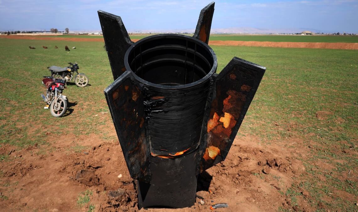 Die Reste einer iranischen Rakete ragen aus dem Boden nahe der syrischen Stadt, nur wenige Kilometer von der türkischen Grenzen entfernt.
