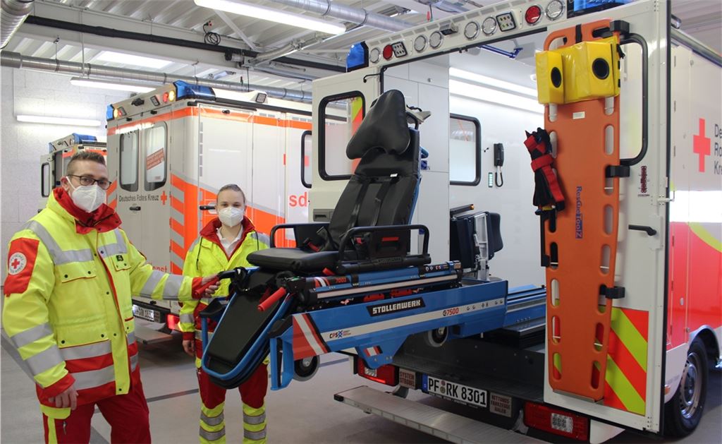 Die Rettungsdienstmitarbeiter Sven Thieme und Tamara Zentner mit dem neuen, topmodernen Fahrzeug. Daniela Kneis/DRK