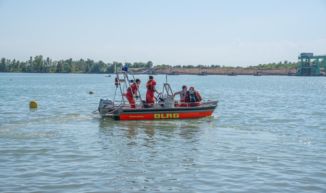 Die Rettungskräfte können den Mann, der aus dem Raum Mühlacker stammt, nach einer eineinhalbstündigen Suchaktion nur noch in leblosem Zustand aus dem Wasser bergen. Foto: EinsatzReport24