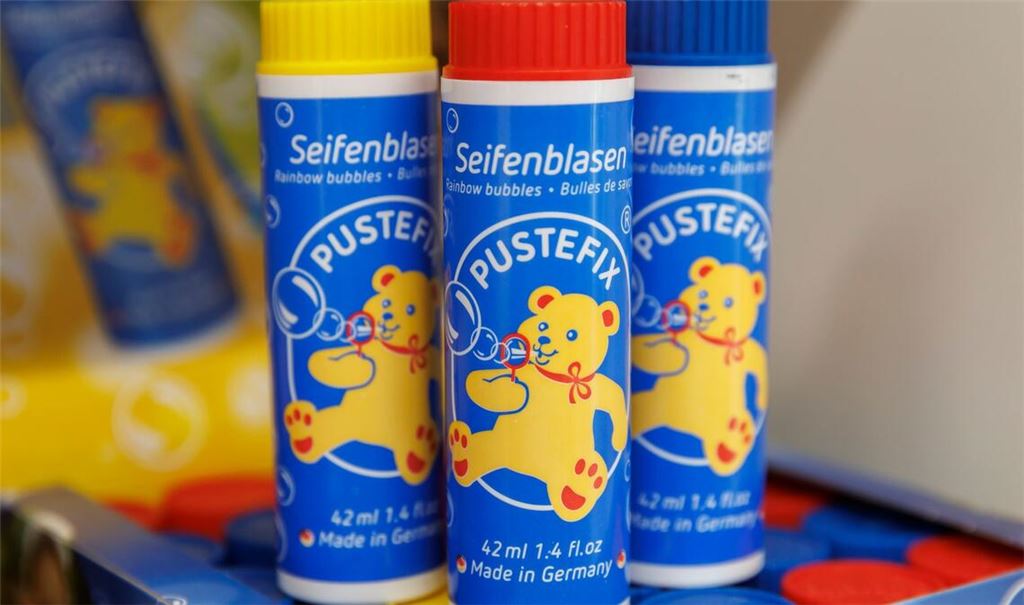 Die Rezeptur für die Seifenblasen von Pustefix sei streng geheim, sagt der Chef. Wasser sei natürlich drin und Seife. "Und ein Verdickungsmittel, um die Seifenblasen entstehen zu lassen."