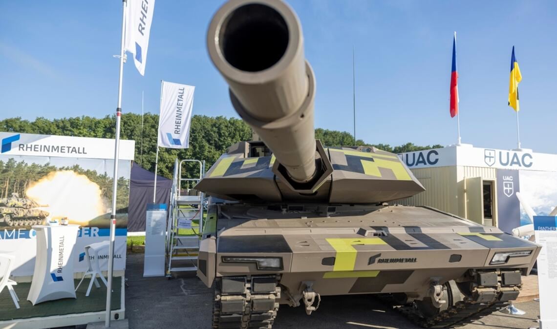 Die Rheinmetall-Aktie fällt trotz positiver Analystenbewertungen und neuer Großaufträge. Erfahren Sie, welche Faktoren den Kurs belasten.