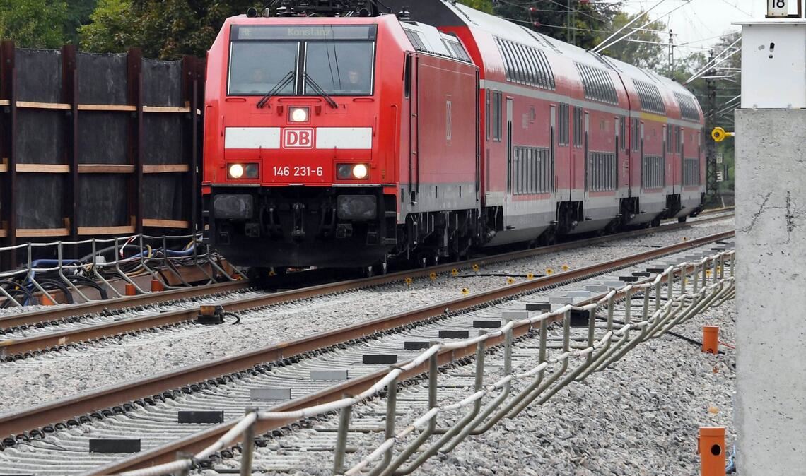 Die Rheintalbahn (hier bei Rastatt) gehört zu den am stärksten befahrenen Eisenbahnstrecken im Südwesten Deutschlands.