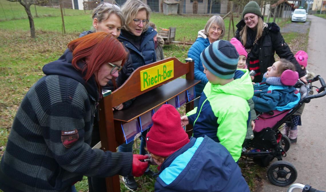 Die „Riech-Bar“ ist Teil des barrierefreien Sinneswegs, der mit Beteiligung der jungen Klienten rund um die Familienherberge Lebenswege entstanden ist. Foto: Friedrich