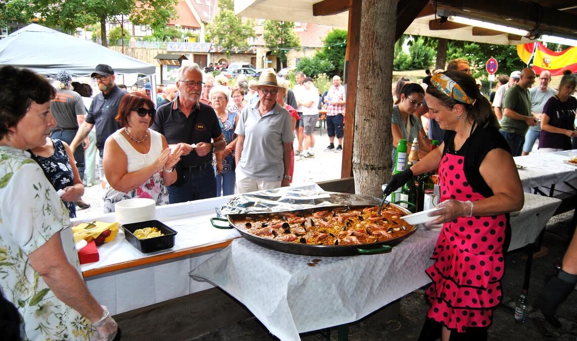 Die Riesenpaella erweist sich wieder als Zugpferd und ist schnell vergriffen.