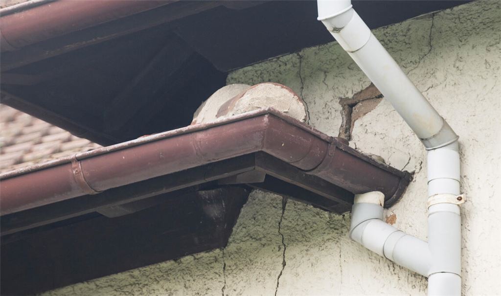 Die Risse im Gemäuer der Turn- und Festhalle haben sich nach der Erkenntnis eines Experten deutlich verschlimmert. Die Halle wird nicht mehr zur Verfügung stehen. Fotos: Fotomoment