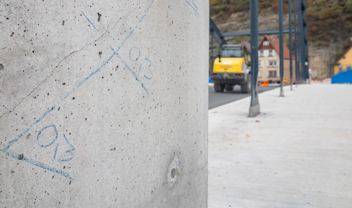 Die Risse in der Herrenwaagbrücke waren 2023 kaum zu übersehen. Für das Regierungspräsidium Karlsruhe besteht aber kein Grund zur Sorge. Foto: Archiv