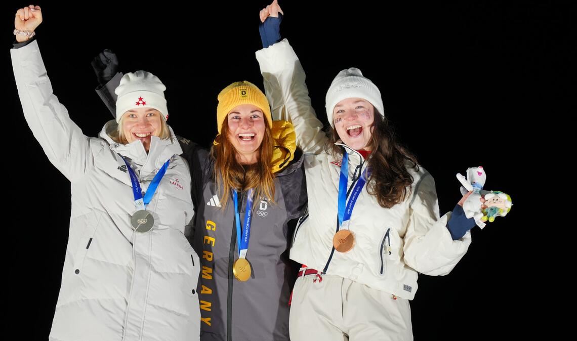Die Rodlerinnen Elina Bota (Lettland, Silber, l-r), Julia Taubitz (Deutschland, Gold) und Ashley Farquharson (USA, Bronze) jubeln bei der Siegerehrung.
