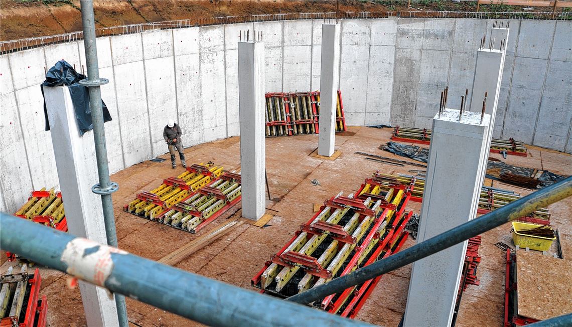 Die Rohbauarbeiten am Trinkwasserhochbehälter im Stöckach machen sichtbare Fortschritte. Das Drei-Millionen-Euro-Vorhaben liegt laut Stadtwerke im Kostenplan. Fotos: Sadler