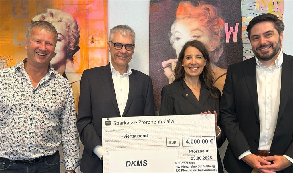 Die Rotarier Frank Jaggy, Wulf Oppelt, Rebecca Stralendorff und Bastian Meyer (v. li.) präsentieren den Spendenscheck. Foto: privat