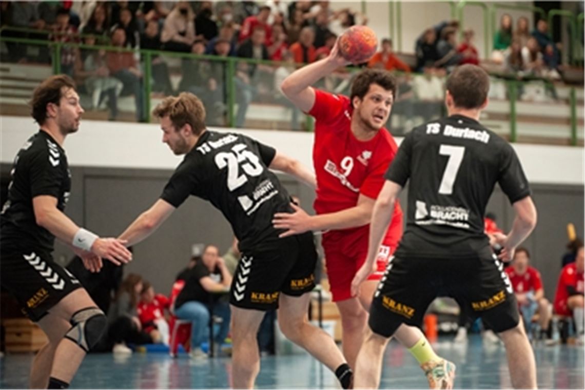 Der TSV Knittlingen greift nach dem Verbandsliga-Aufstieg Die Roten vom TSV Knittlingen – hier Petar Petricevic – erkämpfen sich im Landesliga-Spiel gegen Verfolger TS Durlach den Sieg in der heimischen Sporthalle. Foto: Fotomoment