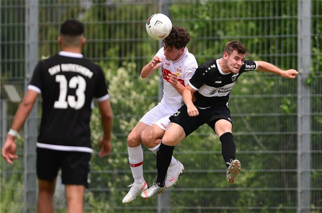 Die Rutesheimer und Joshua Schneider (rechts) zeigten gegen den VfB-Nachwuchs um Niklas Ambrosius trotz großer Hitze vollen Einsatz Friopics