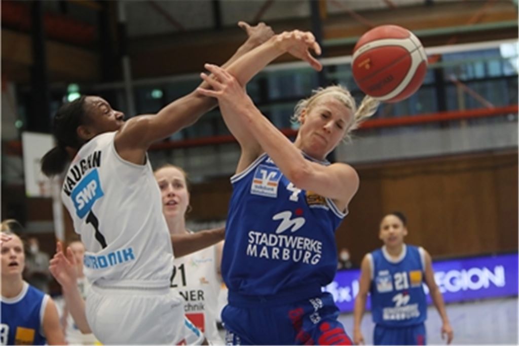 Die Rutronik Stars Keltern (hier in weiß Krystal Vaughn) haben sich im ersten Halbfinale gegen Marburg deutlich durchgesetzt. Foto: Rubner