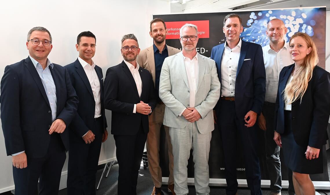 Die S-IT, ein Tochterunternehmen der Sparkasse Pforzheim Calw, feiert ihr 25-jähriges Bestehen. Es freuen sich (v. li.) die Vorstandsmitglieder Dr. Georg Stickel und Vincenzo Giuliano, Pforzheims Oberbürgermeister Peter Boch, Enzkreis-Landrat Bastian Rosenau, der operative Geschäftsführer der S-IT, Ingo Appuhn, Sparkassen-Vorstandschef Sven Eisele, der Dezernent des Landratsamts Calw, Andreas Knörle, sowie Kerstin Gatzlaff, Vorstandsmitglied der Sparkasse und Geschäftsführerin der S-IT. Foto: Sparkasse Pforzheim