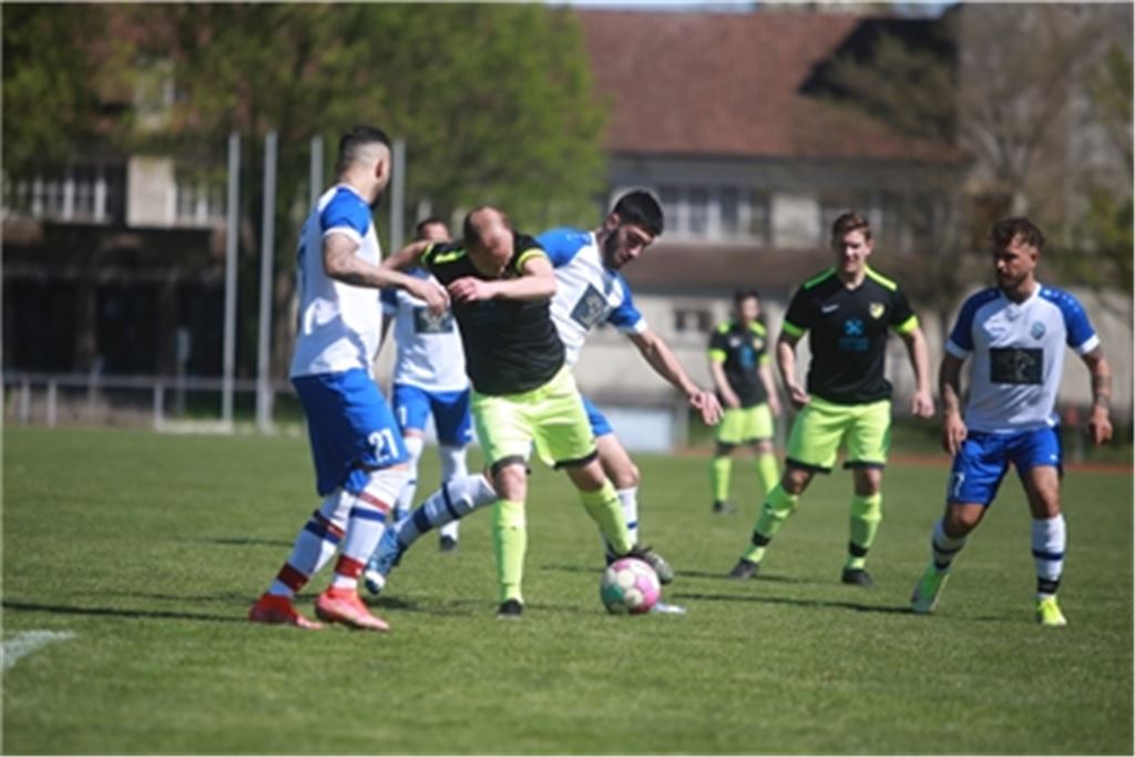 Die SG 08 Hellas Mühlacker und der FV Lienzingen, die sich kürzlich mit einem 1:1 trennten, ringen darum, in der A-Klasse noch das rettende Ufer zu erreichen. Fotos: Huber, Fotomoment