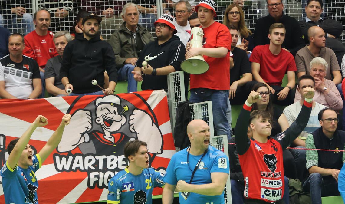 Die SG-Bank jubelt vor voller Hütte, TGS-Fans machen lange Gesichter. Foto: Rubner