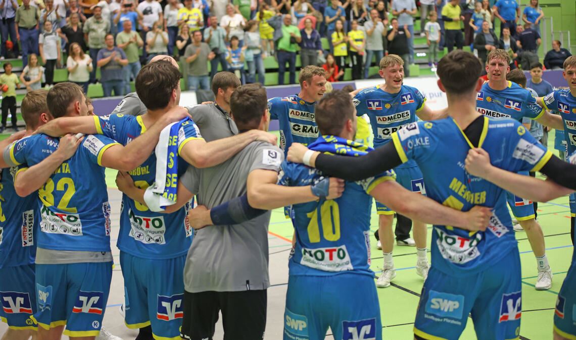 Die SG-Handballer feiern die Qualifikation für den DHB-Pokal. Fotos: Jürgen Müller