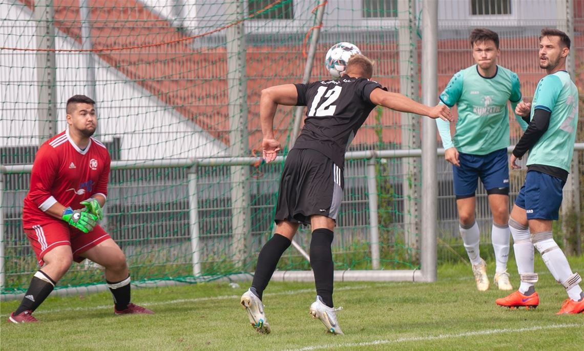 Die SG Ölbronn-Dürrn (in Schwarz) und die Sportfreunde Mühlacker liefern sich ein taktisch spannendes Duell. Nach dem Abpfiff steht es 1:1. Foto: Fotomoment
