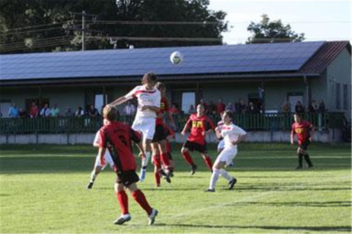 Die SG Ölbronn-Dürrn (in Weiß) behält im Letten die Oberhand über die Sportfreunde Mühlacker.
Foto: Eigner