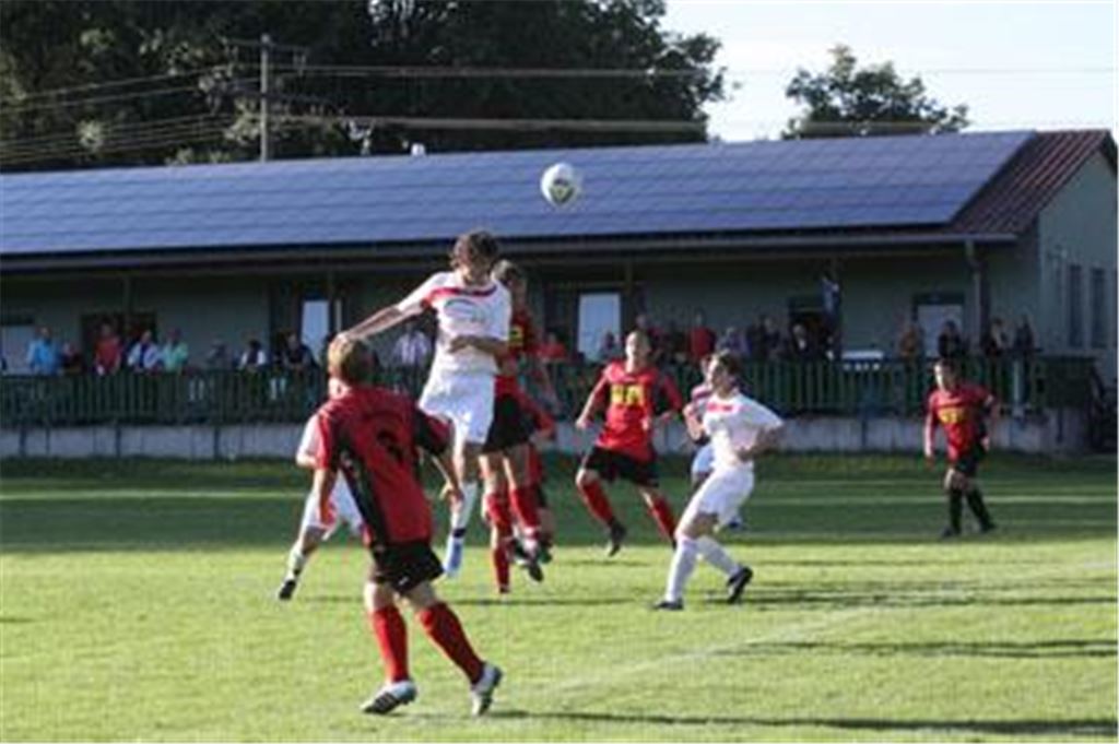 Die SG Ölbronn-Dürrn (in Weiß) behält im Letten die Oberhand über die Sportfreunde Mühlacker.
Foto: Eigner