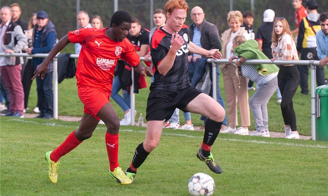 Die SG Ölbronn-Dürrn in den schwarzen Trikots siegt deutlich mit fünf Toren gegen den Türkischen SV Mühlacker. Foto: Fotomoment