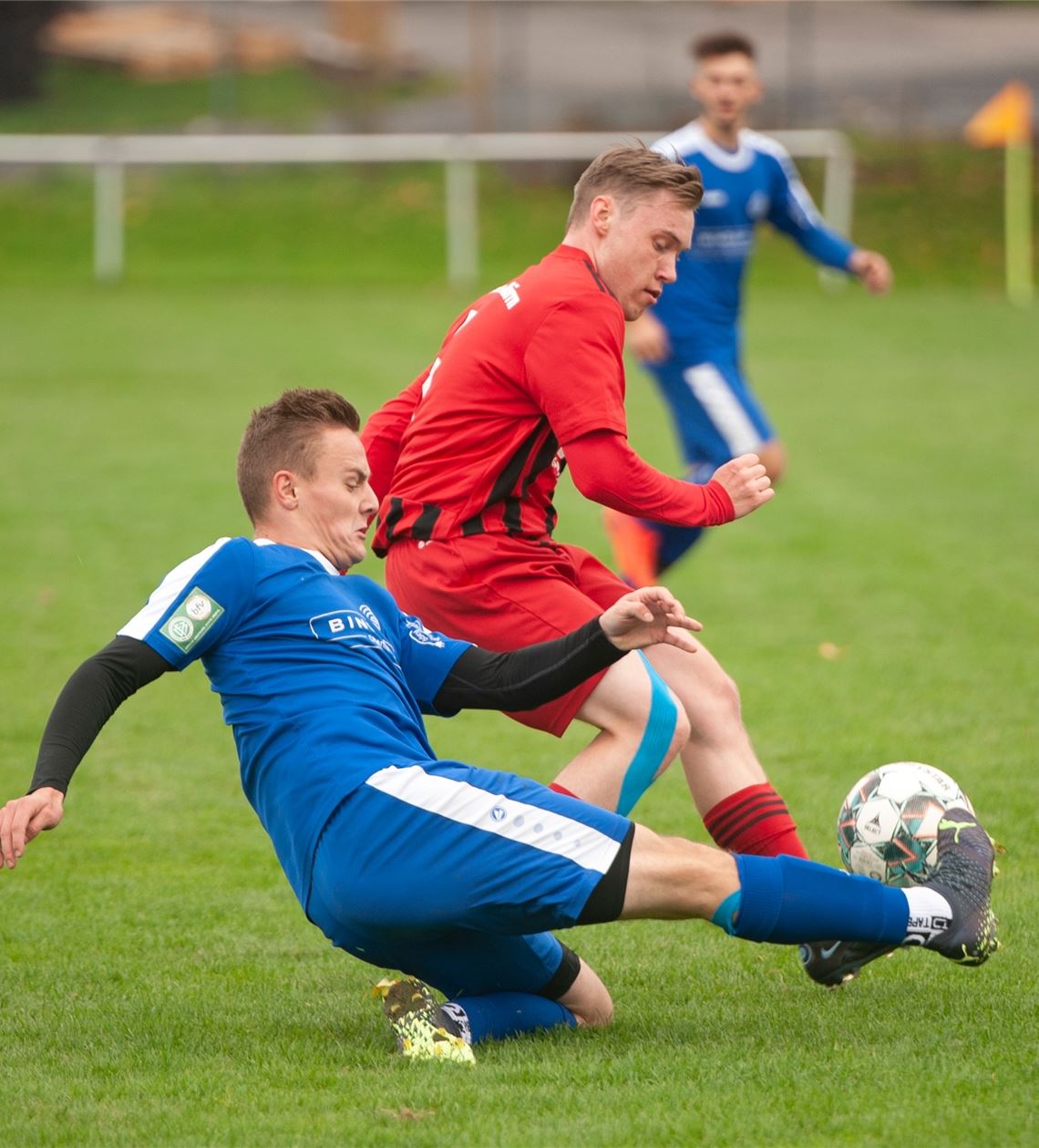 Die SG Ölbronn-Dürrn in roten Trikots behält deutlich die Oberhand mit 4:1 gegen den 1. FC Ersingen 2. Foto: Fotomoment