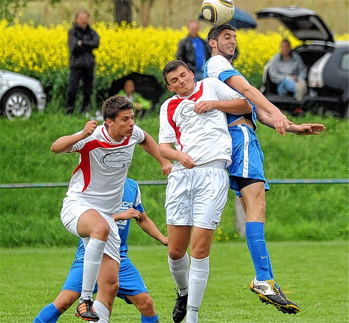 Die SG Ölbronn-Dürrn (weiße Trikots), der FV Knittlingen (blaue Trikots) und die Sportfreunde mischen noch im Kreispokal mit. Der Wettbewerb hat seinen Reiz, aber mit Blick auf das Verletzungsrisiko kurz vor dem Start der Vorrunde auch seine Tücken. 