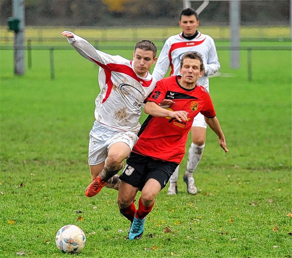 Die SG Ölbronn-Dürrn (weiße Trikots) ist in der Kreisklasse A1 Pforzheim gut in Schuss. Das starke Team von Trainer Gero Italiano empfängt am Sonntag zuhause den FV Knittlingen, der nach einem Durchhänger wieder in die Erfolgsspur zurückgefunden hat. 