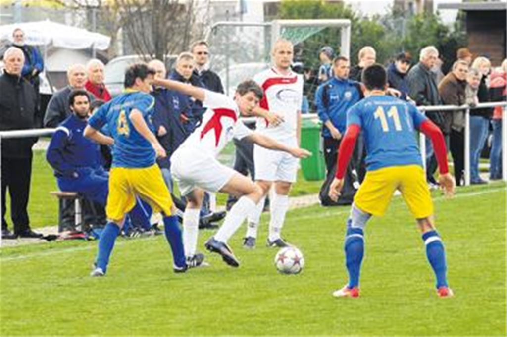 Die SG Ölbronn-Dürrn (weiße Trikots) verkauft sich trotz der Niederlage gegen den starken FC Germania Brötzingen sehr gut. Die Gäste haben beim 3:0 zudem das Glück auf ihrer Seite. Foto: Fotomoment