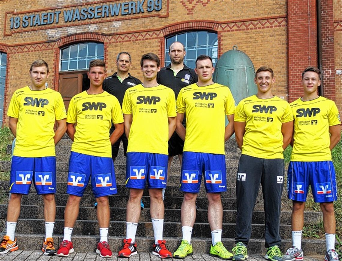 Die SG Pforzheim-Eutingen präsentiert ihre Neuzugänge: Julian Broschwitz, Jan Strehlau, Lukas Gallus, Raphael Blum, David Krypczyk, Max Lupus (vorne v.li.). Dahinter Co-Trainer Schei Dattner und Trainer Alexander Lipps.