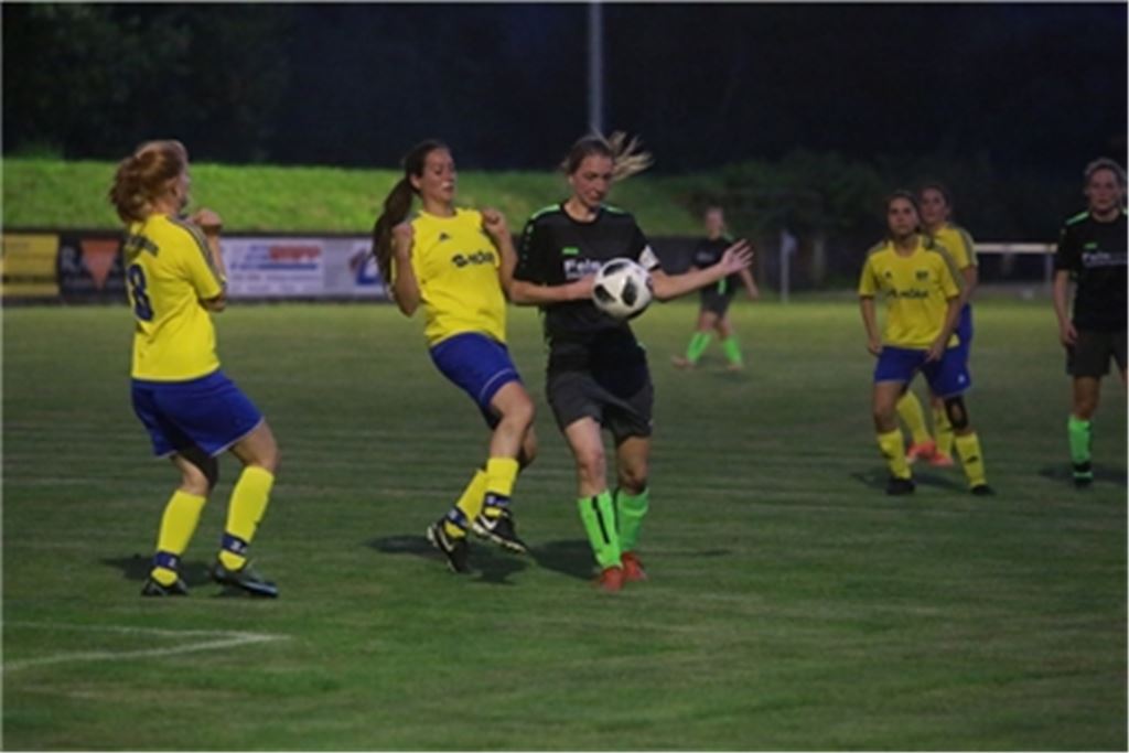 Die SG Roßwag Großlattbach (in schwarz) dominiert das Spiel. Foto: Huber