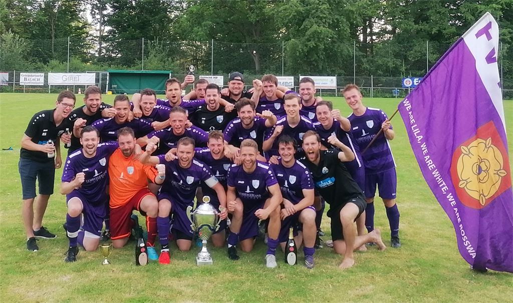 Die SG Roßwag Mühlhausen feiert den Vaihinger Stadtpokal-Sieg. Foto: privat
