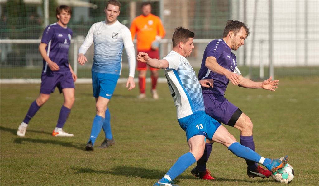 Die SG Roßwag Mühlhausen liefert auf dem heimischen Rasen eine ordentliche Partie ab, lassen den Gegner aber dreimal wieder ins Spiel kommen. Foto: Fotomoment