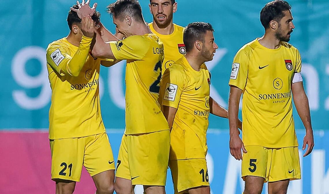 Die SG Sonnenhof Großaspach bejubelt den 2:2-Ausgleich in Köln: Luca Molinari, Torschütze Loris Maier, Arbnor Nuraj, Marius Kunde, Volkan Celiktas (v.li.).