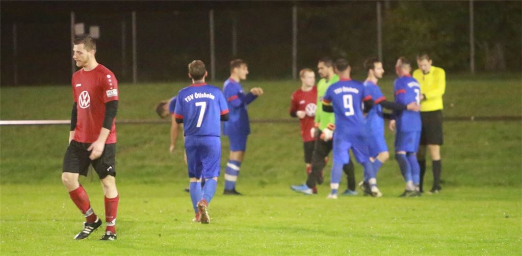 Die SG-Spieler gehen nach der Niederlage enttäuscht vom Platz, während die Ötisheimer den knappen 1:0-Sieg bejubeln.Foto: Huber