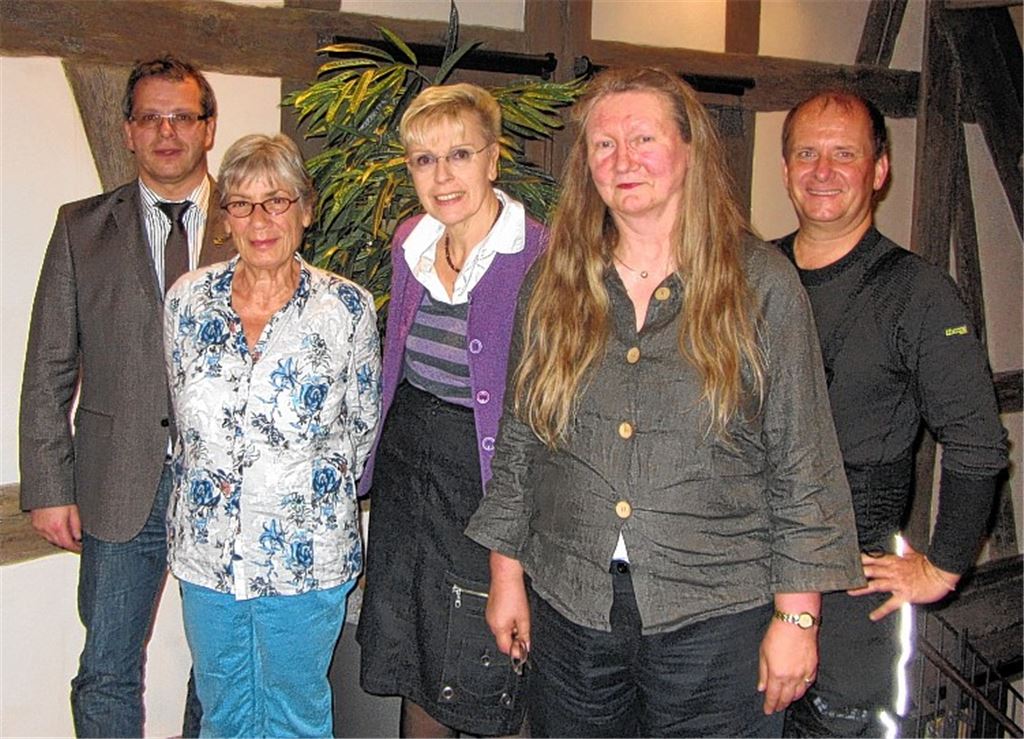 Die SHB-Regionalgruppe: Vorsitzender Andreas Felchle, Sonngard Bodner, Bettina Montag, Luise Lüttmann und Winfried Abicht (v.li.) in der Ötisheimer Kelter. Foto: Rieger